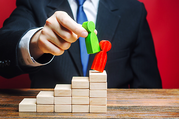 포토 JPG 해외이미지 남자 실내 한명 들기 상반신 성인 앞모습 계단 경쟁 말_게임 밀기 리더 빨간배경 성인남자한명만 나무블록 해외포토 1 뷰포인트 백그라운드 컨셉 모션 사람 내부 목재 빨간색 블록 남자한명만 성인남자만 파일형식 이미지허브