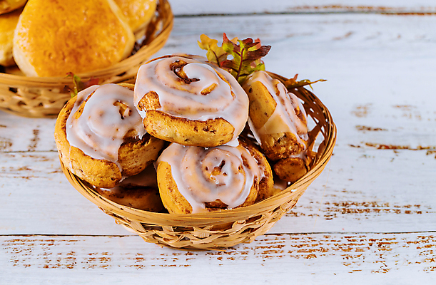 포토 JPG 해외이미지 전통 접시 음식 잎 크리스마스 휴가 디저트 따뜻함 나선형 덴마크 스웨덴 사람없음 갈색 얼음 빵집 사막 소용돌이 흰색 대접 신선 달콤 맛 아침식사 정상 설탕 두루마리 굽기 향신료 반죽 브런치 롤 반투명 번 시나몬 어려움 페스츄리 핸드메이드 프로스팅 시나몬롤 해외포토 자연요소 식물 식기 기념일 빵 컬러 컨셉 무늬 북유럽 상점 식사 회오리 구이 제빵 향미료 파일형식 이미지허브