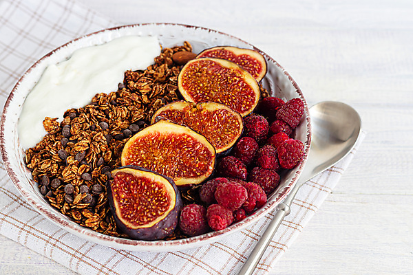 포토 JPG 해외이미지 그릇 실내 사람없음 숟가락 식탁보 흰배경 산딸기 요거트 무화과 뮤즐리 그래놀라 해외포토 식기 음식 백그라운드 과일 유제품 수저 내부 흰색 파일형식 이미지허브