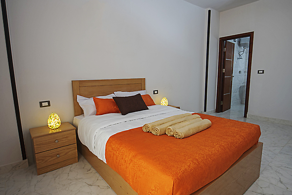 포토 JPG 해외이미지 벽 가구 오렌지 건축양식 베개 탁자 아파트 주택 실내 사람없음 내부 목재 장식 빛 인테리어 수건 갈색 침실 방 욕실 침대 램프 고급 매트리스 해외포토 나무 디자인 건축 컬러 생활용품 컨셉 과일 재료 침구 조명 건물 위생용품 파일형식 이미지허브