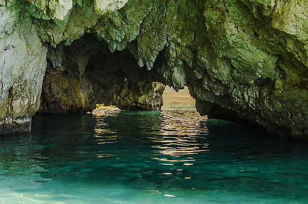 포토 JPG 해외이미지 유럽 모래 바다 여행 자연 휴가 풍경 사람없음 야외 초록색 물 파란색 도시풍경 태양 여행객 짐 동굴 돌산 지중해 그리스 화산 내추럴 방법 지질학 터키석 파라다이스 해외포토 자연요소 교육 나라 컬러 산 사람 도시 보석 생태계 파일형식 이미지허브