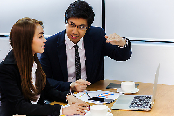 포토 JPG 해외이미지 직업 여자 회사 비즈니스 성공 기술 미소 사람 동양인 여러명 옆모습 사무실 뷰티 유행 방 기차 직장인 그룹 목표 주식 토론 상인 종업원 경영자 이익 세대 개선 멘토링 브레인스토밍 해외포토 교육 육상교통 뷰포인트 다수 컨셉 대중교통 표정 인종 금융 리더 파일형식 이미지허브