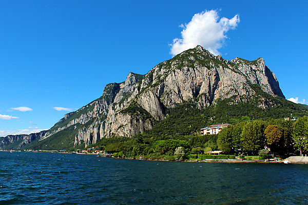 포토 JPG 해외이미지 나무 호수 얼굴 하늘 산 경사 사람없음 옆모습 세로 물 여름 파란색 이탈리아 돌산 알프스 석회암 해외포토 자연요소 식물 계절 유럽 뷰포인트 컬러 신체부위 암석 파일형식 이미지허브