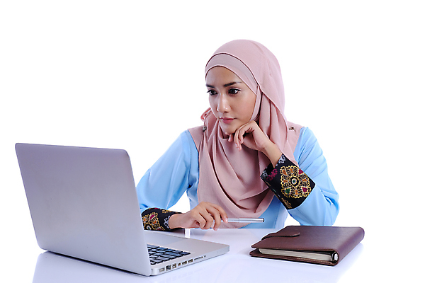포토 JPG 해외이미지 직업 학생 교육 행복 인터넷 비즈니스 통신 성공 직장 한명 미소 앉기 동양인 인종 노트북 컴퓨터 사무실 공책 탐험 흰색 표현 업무 작업 비즈니스우먼 이메일 이슬람교 종업원 사이버 책상 말레이시아 아랍어 흥미 해외포토 1 여자 감정 아시아 종교 컬러 가구 컨셉 회사 모션 문구용품 표정 사람 전자제품 직장인 파일형식 이미지허브