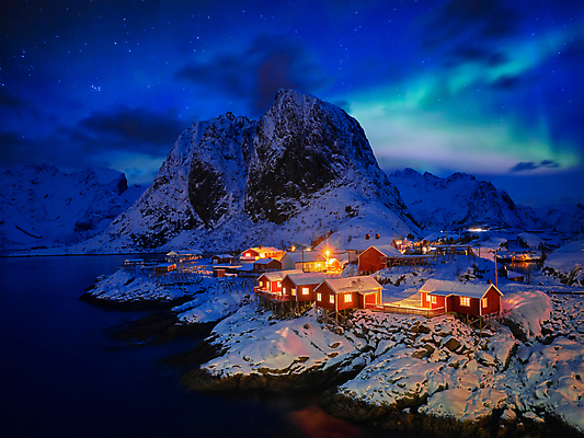 포토 JPG 해외이미지 전통 계절 파도 바다 상징 여행 겨울 하늘 조명 주택 노르웨이 사람없음 빨간색 물 관광지 여행객 마을 새벽 야간 저녁 땅 빛망울 스칸디나비아 폭설 해외포토 자연요소 유럽 컬러 눈_날씨 사람 건물 빛 자연재해 파일형식 이미지허브