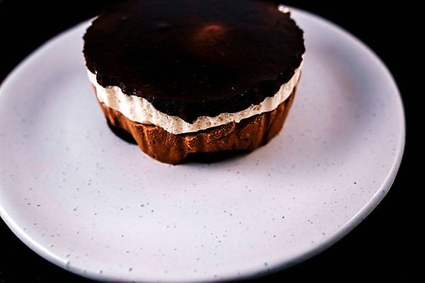 포토 JPG 해외이미지 전통 접시 커피 음식 조각 백그라운드 포크 재료 디저트 치즈 유제품 사람없음 장식 쿠키 케이크 초콜릿 이탈리아 사막 흐름 우유 프랑스 소용돌이 신선 뜨거움 액체 붓기 달콤 크림 서빙 코코아 요거트 와플 고립 무스 반투명 저지방 크림치즈 프로스팅 해외포토 식기 유럽 음료 컨셉 모션 회오리 맛 기름_음식 제빵 파일형식 이미지허브