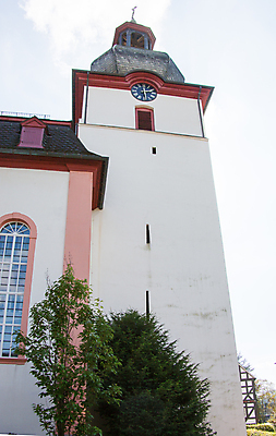 포토 JPG 해외이미지 나무 시계 잎 하늘 벽돌 사람없음 초록색 파란색 갈색 교회 흰색 기도 집중 시계탑 첨탑 종탑 바로크 해외포토 식물 컬러 컨셉 종교건축 건물 탑 파일형식 이미지허브