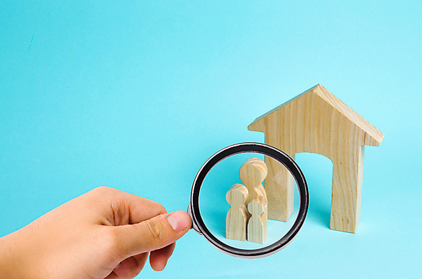 포토 JPG 해외이미지 라이프스타일 손 백그라운드 컨셉 가족 사람모양 들기 목재 신체부위 피규어 말_게임 확대 파란배경 건축모형 해외포토 모양 나무 재료 관계 모션 사람 생활 파란색 모형 미니어처 게임 파일형식 이미지허브