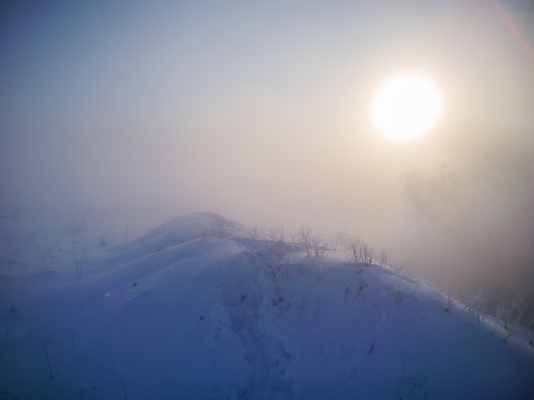 포토 JPG 해외이미지 계절 벽 여행 크리스마스 겨울 자연 하늘 아침 날씨 산 그림자 풍경 사람없음 야외 빛 태양 쌓기 산책 하이킹 우유 추위 안개 흰색 나뭇가지 발자국 언덕 느림 깊이 땅바닥 뿌연 어려움 제설기 크로스핏 해외포토 주간 자연요소 나무 기념일 컬러 자국 모션 레저 휴식 유제품 바닥 운동 생태계 제설 파일형식 이미지허브