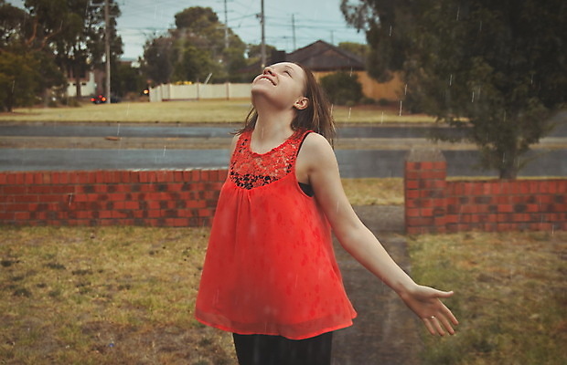 포토 JPG 해외이미지 백인 라이프스타일 공원 여자 행복 얼굴 백그라운드 오렌지 자연 날씨 한명 서기 사람 야외 빨간색 울타리 뷰티 젖음 물방울 아래 폭풍 해외포토 서양인 1 공공시설 감정 컬러 과일 모션 생활 신체부위 담장 방향 생태계 위치 파일형식 이미지허브