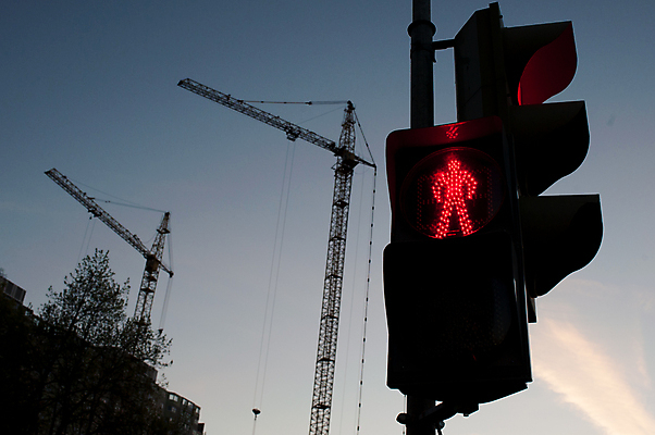 포토 JPG 해외이미지 건축양식 하늘 새로움 아파트 주택 프레임 사람 사람없음 건물 빨간색 파란색 빛 장비 성장 도시 업무 재산 땅 기중기 신호 상업 지역 개발 그만 철강 콘크리트 해외포토 건축물 건축 컬러 컨셉 금융 작업 중장비 파일형식 이미지허브