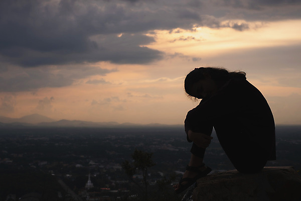 포토 JPG 해외이미지 1 라이프스타일 응시 여자 생각 한명 동양인 성인 슬픔 표현 드라마 문제 혼자 해외포토 시선 감정 사람 인종 생활 파일형식 이미지허브