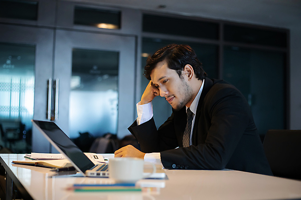 포토 JPG 해외이미지 백인 남자 생각 비즈니스 사업가 스트레스 직장 피곤 한명 앉기 동양인 정장 성인 노트북 컴퓨터 고통 업무 비즈니스맨 집중 책상 고민 경영자 두통 심각 편두통 성인남자한명만 해외포토 서양인 직업 1 옷 감정 가구 컨셉 회사 모션 사람 인종 전자제품 작업 직장인 질병 리더 남자한명만 성인남자만 파일형식 이미지허브