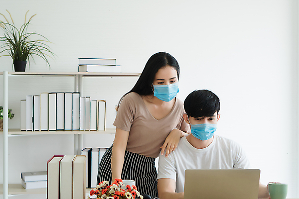 포토 JPG 해외이미지 라이프스타일 커플 응시 여자 행복 인터넷 비즈니스 가족 관계 거리 주택 함께함 가면 미소 사람 동양인 두명 노트북 건강관리 텔레비전 방 흐름 관찰 잡기 뉴스 멀리 온라인 리빙 발견 프리랜서 해외포토 직업 시선 감정 컨셉 모션 표정 건강 관리 인종 건물 생활 전자제품 파일형식 이미지허브