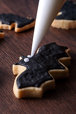 포토 JPG 해외이미지 디저트 요리 근접촬영 사람없음 쿠키 할로윈 달콤 박쥐 나무탁자 짤주머니 프로스팅 해외포토 음식 뷰포인트 포유류 탁자 맛 제빵 제빵도구 파일형식 이미지허브