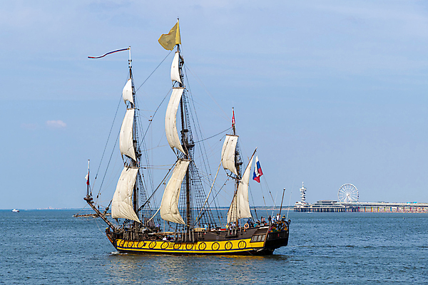 포토 JPG 해외이미지 유럽 바다 여행 교통시설 모션 바람 휴가 항해 사람없음 목재 물 여름 강 노란색 여행객 맑음 골동품 깃발 보트 클래식 큼 크루즈 복고 출퇴근 함선 해적 네비게이션 발견 돛대 레가타 옛날 통근 해외포토 자연요소 나무 계절 나라 컬러 교통 컨셉 배_교통 비즈니스 재료 날씨 사람 크기 도둑 시설 출근 파일형식 이미지허브