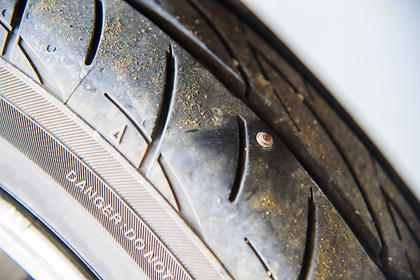 포토 JPG 해외이미지 도로 컨셉 비즈니스 교통시설 자동차 거리 안전 사람없음 검은색 기계 손상 장비 운전 견과류 못 바퀴 변화 플랫 가장자리 수리 위험 사건 고장 묘사 서비스 타이어 먼지 문제 고무 파열 유지 단절 옛날 자동 철강 해외포토 길 육상교통 컬러 교통 모션 공구 둘레 시설 파일형식 이미지허브