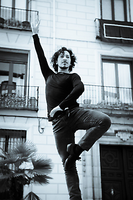 포토 JPG 해외이미지 주간 전신 남자 포즈 한명 사람 성인 야외 앞모습 손들기 발레 다리들기 발레리노 성인남자한명만 해외포토 자연요소 1 뷰포인트 모션 춤 남자한명만 성인남자만 파일형식 이미지허브