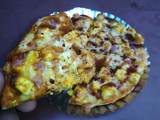 포토 JPG 해외이미지 전통 음식 조각 백그라운드 토마토 채소 탁자 치즈 피자 육류 요리 사람없음 목재 빨간색 식당 검은색 식사 저녁식사 이탈리아 껍질 시골 신선 뜨거움 소시지 맛 굽기 속도 메뉴 올리브 반죽 후추 바질 점심식사 고립 마르게리타피자 모짜렐라치즈 살라미 페퍼로니 피자집 핸드메이드 카피스페이스 해외포토 나무 열매 유럽 컬러 가구 컨셉 식재료 재료 유제품 패스트푸드 서양음식 상점 공백 가공식품 구이 향신료 파일형식 이미지허브