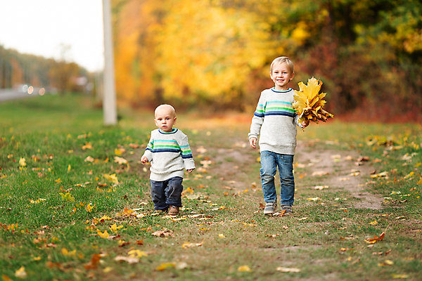 포토 JPG 해외이미지 나무 백인 라이프스타일 계절 공원 행복 감정 얼굴 어린이 잎 자연 함께함 따뜻함 미소 사람 앉기 소년 야외 두명 컬러풀 노란색 기쁨 모임 가을 표현 아기 황금 작음 스웨터 형제 10월 걸음마 해외포토 서양인 식물 공공시설 남자 컬러 컨셉 상의 가족 모션 표정 생활 신체부위 날짜 크기 생태계 파일형식 이미지허브