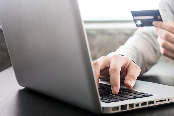 포토 JPG 해외이미지 라이프스타일 손 남자 컨셉 돈 인터넷 비즈니스 통신 탁자 주택 성인 사람없음 금융 노트북 쇼핑 컴퓨터 햇빛 상점 자료 장비 정보 키보드 잡기 업무 네트워크 신용카드 구매 연결 무선전화기 고객 책상 무역 보안 상업 온라인 계산서 전자상거래 패드 마케팅 해외포토 산업 가구 모션 안전 사람 건물 생활 신체부위 경제 전자제품 태양 작업 재산 전화기 파일형식 이미지허브