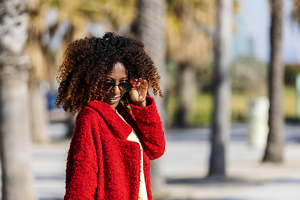포토 JPG 해외이미지 모델 1 라이프스타일 여자 행복 안경 얼굴 벽 여행 배낭 한명 서기 웃음 사람 성인 야외 옆모습 유행 검은색 표현 도시 자신감 시티라이프 내추럴 카피스페이스 해외포토 잡화 감정 뷰포인트 컬러 가방 모션 표정 생활 신체부위 공백 파일형식 이미지허브