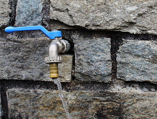 포토 JPG 해외이미지 벽 벽돌 사람없음 야외 물 달리기 금속 블록 마시기 오픈 분수 수도꼭지 흘림 놋쇠 해외포토 자연요소 모션 재질 파일형식 이미지허브