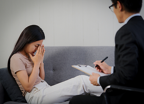 포토 JPG 해외이미지 여자 상의 태국 스트레스 건강 병원 사람 앉기 동양인 정장 성인 두명 치료 소파 사무실 외침 듣기 시험 환자 의사 기록 질병 토론 고민 방문 문제 테라피 서류판 우울증 정신과의사 조언 체크리스트 치료사 트러블 카피스페이스 해외포토 직업 옷 교육 감정 아시아 의자 비즈니스 의학 모션 인종 뷰티 사무용품 소리 공백 의료진 파일형식 이미지허브