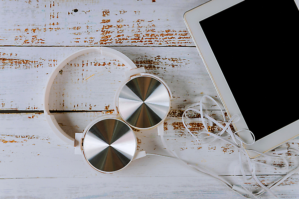 포토 JPG 해외이미지 디자인 음악 이어폰 컨셉 인터넷 비즈니스 통신 탁자 모바일 직장 사람없음 목재 컴퓨터 사무실 알약 우주 디지털 스크린 헤드폰 소리 공백 듣기 장비 터치 흰색 업무 휴대용 무선전화기 스마트 책상 오브젝트 전자 오디오 스테레오 멀티미디어 터치스크린 해외포토 나무 컬러 음향기기 가구 회사 재료 모션 문화예술 전자제품 약 작업 전화기 파일형식 이미지허브