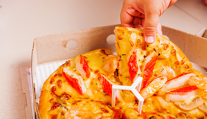 포토 JPG 해외이미지 라이프스타일 접시 손 여자 남자 어린이 음식 조각 백그라운드 가족 탁자 치즈 주택 피자 사람 사람없음 주방 식당 검은색 식사 저녁식사 치킨 이탈리아 우정 시골 잡기 뜨거움 맛 정상 큼 먹기 속도 나눔 바질 공유 점심식사 마르게리타피자 모짜렐라치즈 핸드메이드 비건 해외포토 식기 유럽 컬러 가구 컨셉 관계 모션 유제품 패스트푸드 서양음식 건물 생활 신체부위 친구 상점 크기 닭고기요리 채식주의자 파일형식 이미지허브