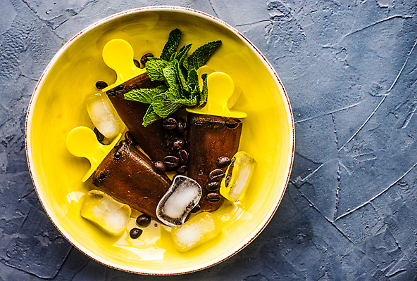 포토 JPG 해외이미지 그릇 커피 회색배경 아이스크림 실내 사람없음 하이앵글 얼음 원두 달콤 시원함 민트 막대아이스크림 해외포토 자연요소 식기 음료 뷰포인트 백그라운드 디저트 내부 회색 맛 허브 파일형식 이미지허브