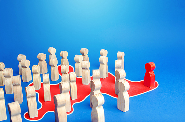 포토 JPG 해외이미지 실내 사람없음 빨간색 말_게임 군중 파란배경 전염 해외포토 컬러 백그라운드 사람 내부 파란색 질병 감염 파일형식 이미지허브