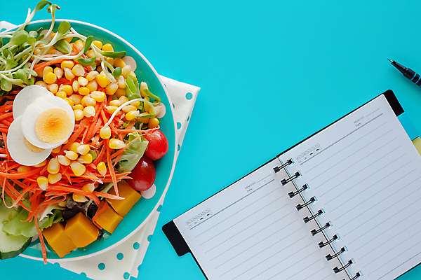 포토 JPG 해외이미지 라이프스타일 접시 종이 음식 조각 백그라운드 다이어트 토마토 채소 재료 건강 요리 사람없음 초록색 파란색 우주 주방 계란 쪽지 공책 저녁식사 공백 샐러드 신선 맛 아침식사 계획 몸무게 상추 먹기 메뉴 유기농 문서 칼로리 내추럴 점심식사 돌봄 숙성 적자 채식주의자 해외포토 식기 웰빙 컬러 컨셉 모션 문구용품 생활 알 식사 채식 파일형식 이미지허브