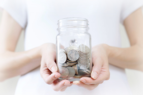 포토 JPG 해외이미지 손 여자 백그라운드 컨셉 돈 비즈니스 유리 미래 아이디어 사람 사람없음 금융 금속 동전 저축 잡기 항아리 변화 재산 가득함 심볼 사인 투자 보험 대출 옛날 우크라이나 해외포토 유럽 모션 재질 신체부위 경제 도자기 파일형식 이미지허브