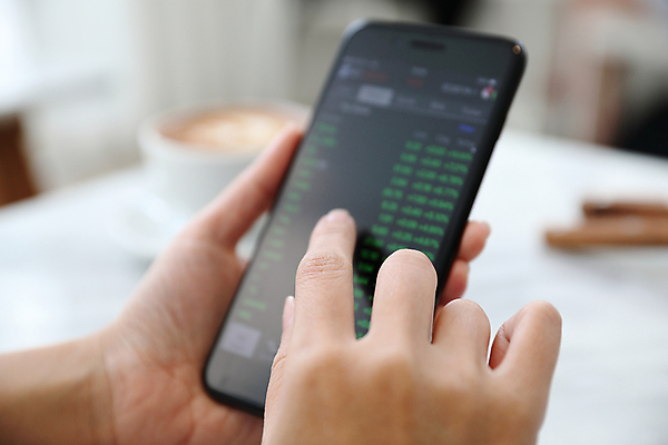 포토 JPG 해외이미지 손 그래프 신체부위 스마트폰 주식 분석 투자 아이폰 해외포토 컨셉 비즈니스 사람 금융 핸드폰 스마트기기 파일형식 이미지허브