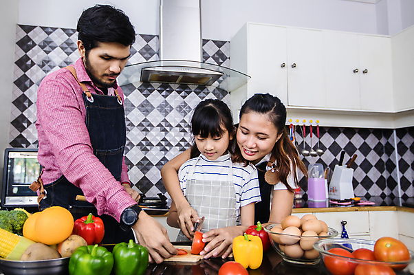 포토 JPG 해외이미지 여자 남자 딸 아시아 어린이 음식 채소 탁자 엄마 주택 실내 건강 요리 사람 동양인 성인 세명 주방 중국 앞치마 샐러드 아빠 먹기 해외포토 나라 가구 가족 모션 인종 내부 건물 파일형식 이미지허브