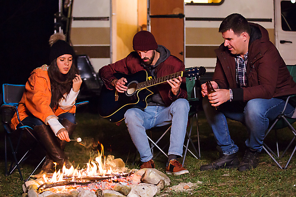 포토 JPG 해외이미지 전신 여자 남자 연주 휴가 휴식 맥주 함께함 웃음 앉기 성인 야외 앞모습 옆모습 세명 우정 캠핑 기타 야간 모닥불 굽기 캠핑장 기타리스트 마시멜로우 성인만 해외포토 자연요소 음악 뷰포인트 컨셉 모션 불 현악기 레저 디저트 주류 표정 사람 친구 연주자 구이 파일형식 이미지허브