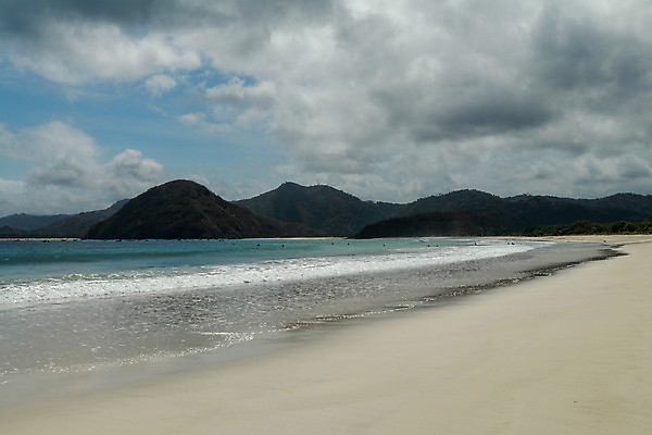 포토 JPG 해외이미지 모래 파도 바다 섬 여행 백그라운드 자연 하늘 휴가 휴식 산 사람없음 야외 물 파란색 태양 여행객 맑음 만 보트 서핑 인도네시아 장면 이국적 터키석 파라다이스 해외포토 자연요소 아시아 컬러 컨셉 배_교통 날씨 사람 수상스포츠 보석 생태계 파일형식 이미지허브