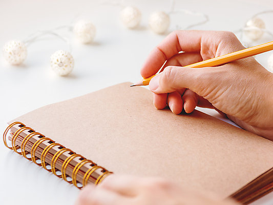 포토 JPG 해외이미지 손 종이 탁자 문구용품 나선형 사람없음 빛 연필 공책 주먹 그리기 작가 준비 예술가 목차 해외포토 직업 가구 무늬 모션 학용품 신체부위 필기구 오브젝트 파일형식 이미지허브