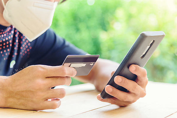 포토 JPG 해외이미지 라이프스타일 손 컨셉 돈 인터넷 비즈니스 통신 모바일 주택 관리 가면 한명 사람 금융 쇼핑 컴퓨터 상점 디지털 공책 웹 카트 타이핑 잡기 네트워크 신용카드 구매 무선전화기 고객 상업 전자 결제 질서 온라인 전자상거래 해외포토 1 모션 문구용품 건물 생활 신체부위 경제 전자제품 예절 재산 전화기 파일형식 이미지허브