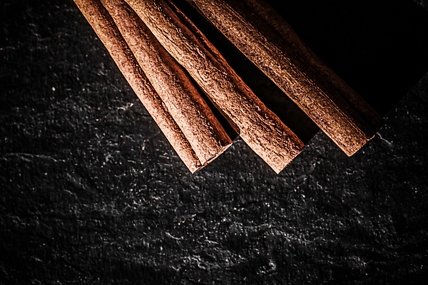 포토 JPG 해외이미지 근접촬영 사람없음 어둠 돌_바위 향신료 시나몬스틱 해외포토 뷰포인트 시나몬 향미료 파일형식 이미지허브