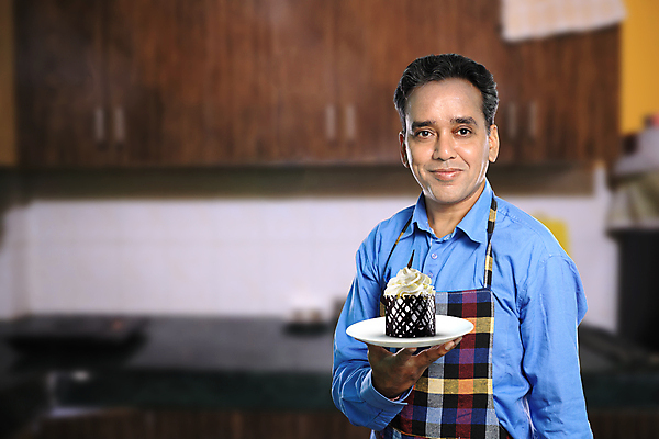 포토 JPG 해외이미지 직업 접시 남자 행복 40대 호텔 노동자 주택 요리 한명 미소 사람 동양인 성인 케이크 주방 초콜릿 요리사 식사 카페 표현 신선 맛 인도인 직원 해외포토 외국인 1 식기 감정 중년 컨셉 숙소 디저트 표정 인종 건물 상점 파일형식 이미지허브