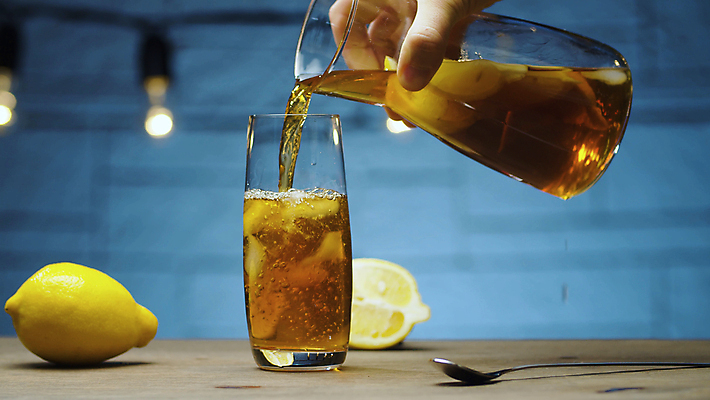 포토 JPG 해외이미지 손 음료 과일 유리 탁자 전등 귤 실내 건강 사람없음 여름 노란색 얼음 흐름 추위 신선 조끼 황금 붓기 닫기 차 맛 레몬 상쾌 유기농 파란배경 내추럴 핸드메이드 해외포토 자연요소 웰빙 계절 감정 컬러 가구 백그라운드 컨셉 모션 재질 조명 내부 신체부위 파란색 외투 파일형식 이미지허브