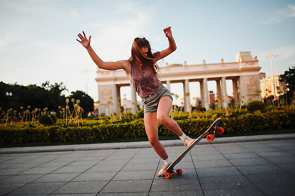 포토 JPG 해외이미지 주간 전신 공원 여자 한명 성인 야외 앞모습 손들기 스케이트보드 승차 묘기 스케이터 성인여자한명만 해외포토 자연요소 1 공공시설 뷰포인트 모션 운동선수 사람 보드_스포츠 여자한명만 성인여자만 파일형식 이미지허브