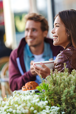 포토 JPG 해외이미지 라이프스타일 커플 여자 남자 행복 커피 음료 음식 여행 2 데이트 관계 탁자 사람 앉기 동양인 성인 야외 두명 친구 식당 중국 카페 머그컵 마시기 도시 사발 아침식사 먹기 다문화 브런치 다인종 샌프란시스코 해외포토 감정 아시아 가구 모션 인종 생활 컵 상점 식사 사기그릇 사회이슈 파일형식 이미지허브