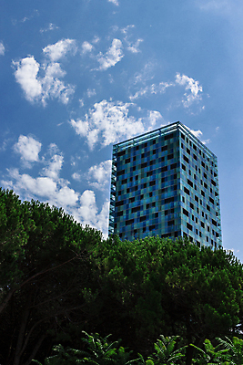 포토 JPG 해외이미지 나무 구름 디자인 응시 건축양식 유리 하늘 호텔 새로움 사람없음 야외 건물 초록색 파란색 도시풍경 반사 탑 고층빌딩 도시 큼 질감 장면 진짜 철강 카피스페이스 해외포토 자연요소 식물 건축물 시선 건축 컬러 컨셉 재질 숙소 풍경 빌딩 공백 크기 파일형식 이미지허브