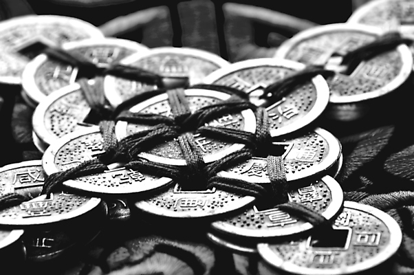 포토 JPG 해외이미지 전통 아시아 문화 조각 바람 안전 동양인 사람없음 컬러풀 믿음 동전 중국 수확 행운 재산 칼 보호 묶기 심볼 매듭 오각형 해외포토 자연요소 도형 감정 나라 컬러 컨셉 돈 농업 모션 날씨 인종 금융 파일형식 이미지허브