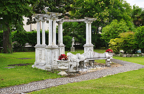 포토 JPG 해외이미지 호수 여행 패턴 건축양식 휴가 새로움 그림자 풍경 사람없음 야외 장식 가로 여름 빛 귀여움 정원 맑음 축제 이탈리아 도시 뜨거움 화려 보행로 정사각형 방문 타운 남쪽 땅바닥 해외포토 도형 계절 건축 유럽 길 컨셉 무늬 날씨 바닥 방향 파일형식 이미지허브