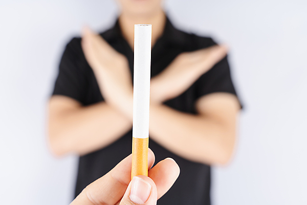 포토 JPG 해외이미지 스튜디오촬영 손 남자 한명 들기 상반신 성인 앞모습 아웃포커스 신체부위 X 거절 금연 담배꽁초 금연데이 성인남자한명만 해외포토 1 알파벳 기념일 캠페인 뷰포인트 컨셉 모션 담배 촬영기법 실내 사람 사회이슈 남자한명만 성인남자만 파일형식 이미지허브