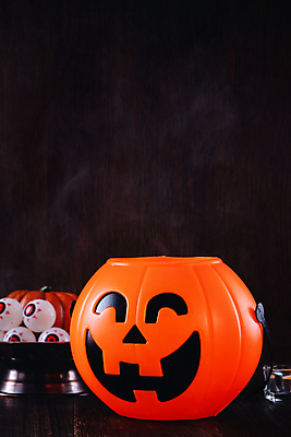 포토 JPG 해외이미지 디자인 백그라운드 컨셉 탁자 사람없음 장식 파티 축제 어둠 할로윈 가을 눈동자 오브젝트 잭오랜턴 해외포토 계절 가구 이벤트 눈_신체부위 파일형식 이미지허브